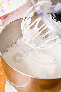 食品加工器中的蛋白食物面包面团漩涡奶油烹饪厨具泡沫机器处理器图片