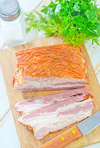 熏熏培根木头食物香料营养静物牛肉草本植物猪肉熏肉桌子图片