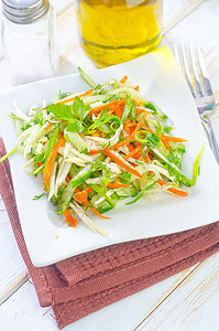 带蔬菜的新鲜沙拉香料萝卜烹饪饮食食物盘子香菜食品午餐芹菜图片