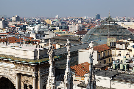 意大利大教堂屋顶对米兰的空中观景蓝色古董教会宗教天空建筑建筑学城市全景石头图片