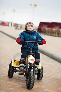 骑三轮车的男孩男性娱乐活动童年男生小路自行车运动乐趣儿童图片
