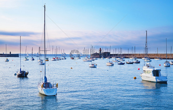 日落港地堡码头蓝色帆船风景日落游艇白色灯塔天空图片