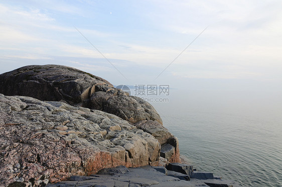 高湖岸边矿物质黑色建筑地质学结构白色长石石头灰色花岗岩图片