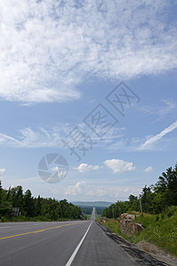 横贯加拿大高速公路树木黄色天空碎石上坡下坡白色岩石砂砾蓝色图片