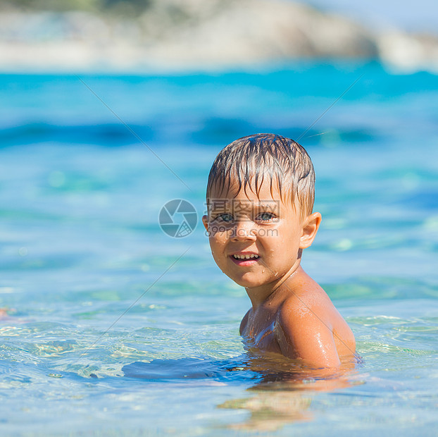 年轻男孩在海上游泳潜水幸福海滩兄弟护腕装备男生婴儿海洋热带图片