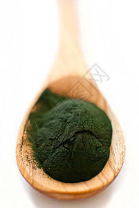 藻粉花粉小球藻勺子藻类白色粉末药品矿物养分绿色木头背景图片