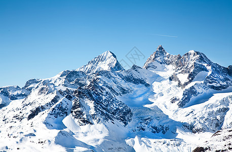 2月雪中高山丘图片