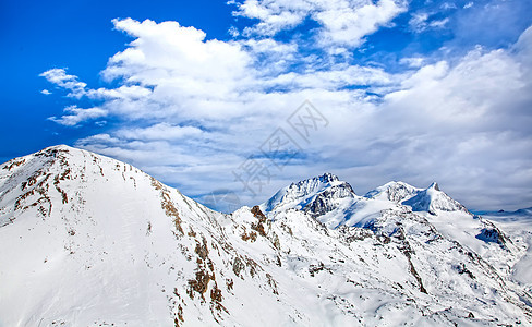 冬季降雪中的阿尔卑斯山图片