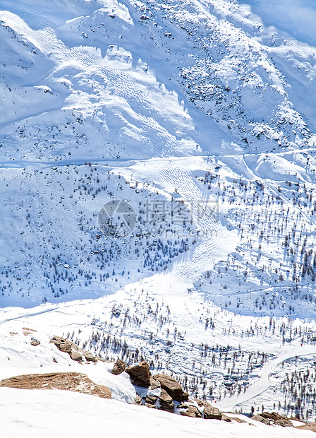 冬季山丘上的雪上的道路图片