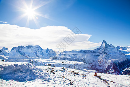 瑞士山上冬季西边的风景与山地物质图片