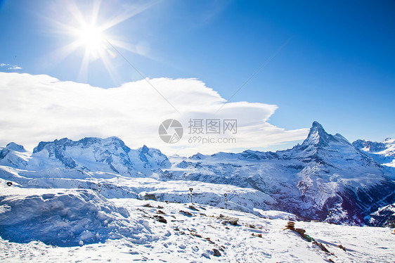 瑞士山上冬季西边的风景与山地物质图片