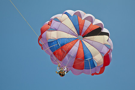 在清蓝天空中的滑翔伞图片