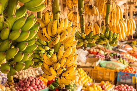 当地市场上的香蕉集团水果销售香蕉蔬菜杂货店黄色热带生产图片