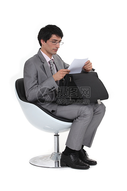商务人士阅读信函眼镜备忘录家具椅子车站记录文书商务工作文档图片