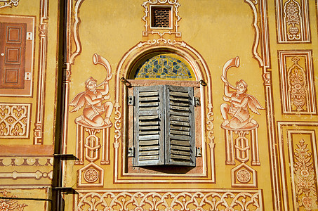 印度斋浦尔的装饰墙和木窗图片