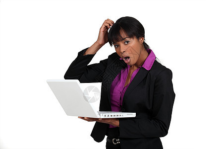持有手提笔记本电脑的震惊妇女危机情感惊奇商务手势灾难数据工作套装女士图片