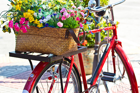 旧自行车和鲜花公园花店篮子花瓶花园场景旅行装饰风格花束图片