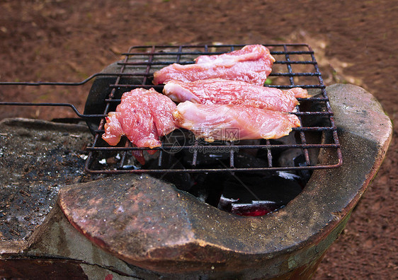 脱衣牛排新放在木炭烤炉上粉色食物烹饪黄色炙烤野餐橙子美食印章水平图片