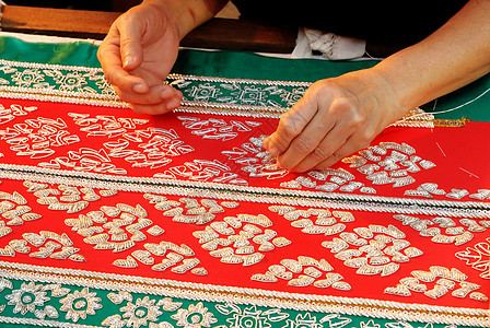 女性手缝织布 以制造古泰式结构图片