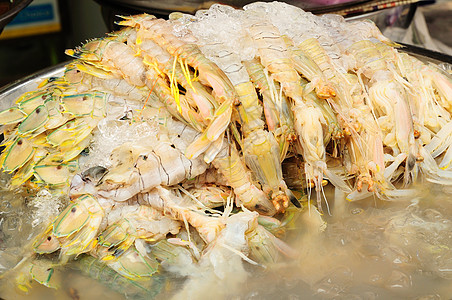 泰国新鲜市场新市场中的冰和虾图片
