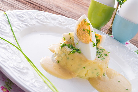 新鲜芥子菜鸡蛋国家团体营养午餐食物服务白色盘子小吃红色图片