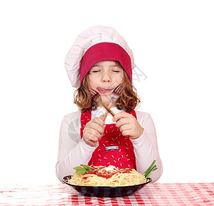 饥饿的小女孩做饭吃意大利面面条帽子美食女性小吃首席孩子青年午餐女孩图片