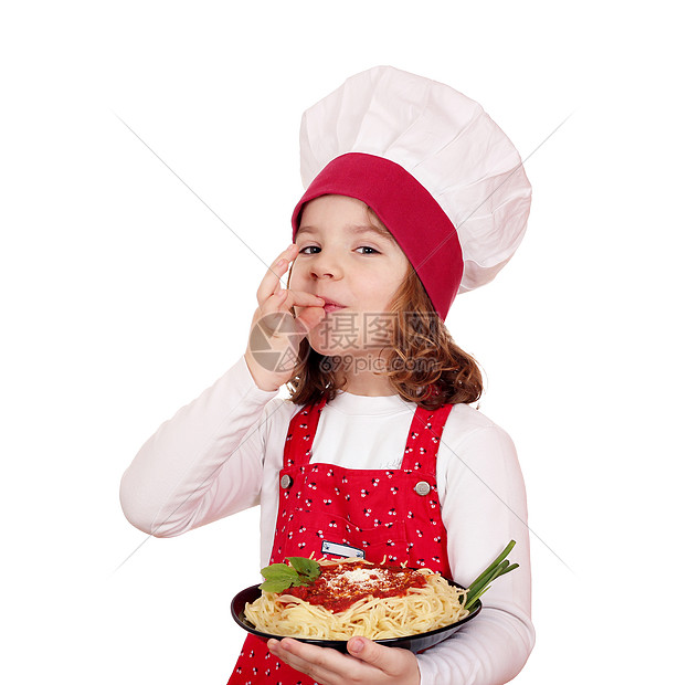 小女孩煮饭时拿着一盘意大利面图片