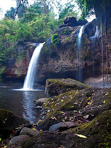 Haew Suwat瀑布避难所激流风景国家石头叶子公园水池旅行热带图片