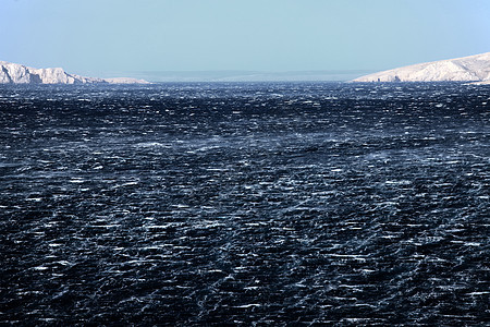 狂浪笼罩着大海愤怒天气戏剧性阳光爬坡雷雨海浪危险蓝色风暴图片