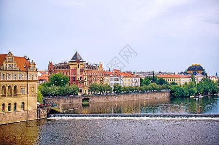从Charles桥看到布拉格游客天空街道建筑景观建筑学地标风格蓝色城堡图片