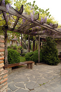 著名的蓝色木制雕刻阳台和最后几格罗吉亚的露台宗教三位一体城市园艺房子植物学植物时间旋体花园图片