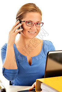 办公室办公桌的年轻女性 白边被孤立桌子白领互联网技术文档眼镜笔记本白色微笑职场图片