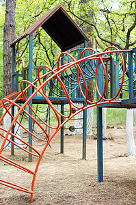 城市公园中无儿无童的多彩儿童游乐场玩具娱乐操场校园栏杆楼梯橡皮公园孩子覆盖物图片