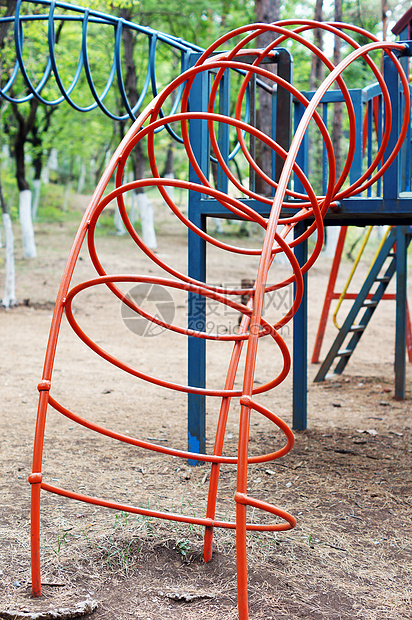 城市公园中无儿无童的多彩儿童游乐场梯子橡皮覆盖物楼梯操场设备栏杆游乐孩子公园图片