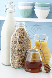 美味健康早餐好吃果汁营养液体牛奶酸奶小吃燕麦甜点葡萄干蜂窝图片