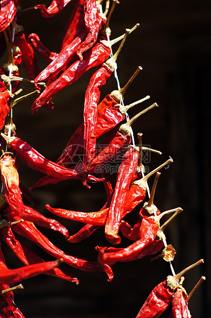 阳光下街头市场红辣椒和红辣椒混合物食物白色辣椒蔬菜烹饪红色植物厨房香料图片