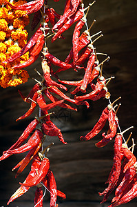 阳光下街头市场红辣椒和红辣椒植物烹饪香料辣椒混合物胡椒食物红色白色蔬菜图片