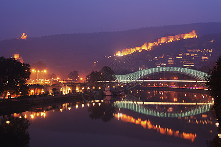 第比利斯旧城夜景之夜 古老的教堂 城堡和城市圆顶建筑天空玻璃旗帜住宅全景图片