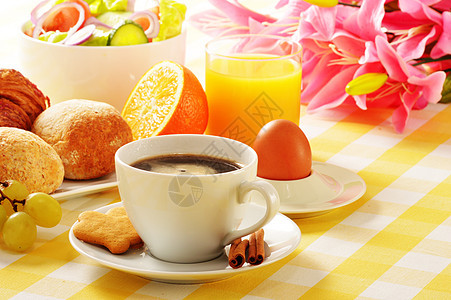 表格上早餐和早餐的构成橙子面包酒店餐厅杯子饮料果汁蔬菜水果羊角图片