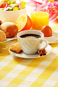 表格上早餐和早餐的构成酒店面包橙子餐厅水果羊角盘子沙拉咖啡饮料图片