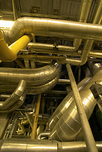工业区 钢铁管道和黄色吨位电缆金属蒸汽机械插图梯子工厂涡轮工程师压力计引擎图片
