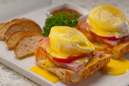 用番茄和火腿烤面包上的鸡蛋配料午餐奶制品宏观英语果汁蛋黄烹饪韭菜美食图片