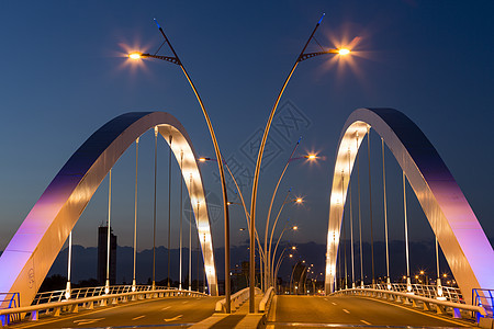 黄昏时的光化Basarab桥图片