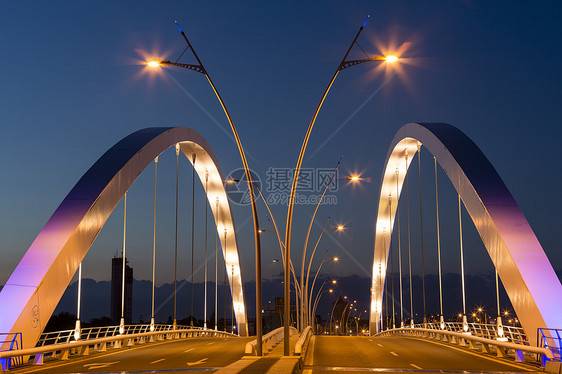 黄昏时的光化Basarab桥图片