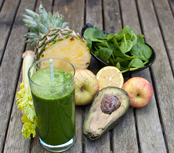 新鲜果汁菠萝菠菜素食叶子健康饮食养分桌子玻璃蔬菜橙子图片