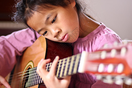 弹吉他吉他女孩音乐吉他手乐器学习细绳背景图片