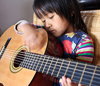 弹吉他音乐吉他乐器吉他手女孩学习细绳背景图片