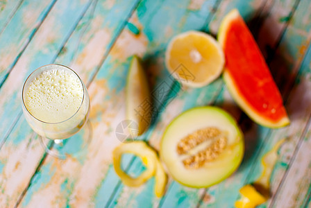 健康果汁冰沙黄色玻璃健康饮食橙子桌子薄荷柚子红色绿色图片