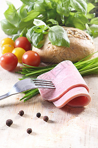 叉子上的蔬菜 面包和肉图片
