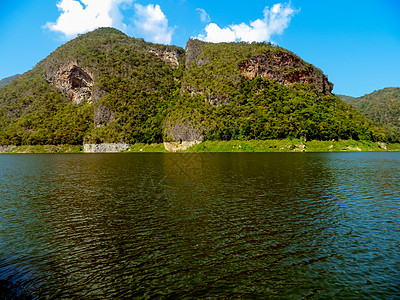 塔伊兰灯笼中山河的美丽景色森林阳光太阳晴天顶峰风景绿色生态环境讽刺图片